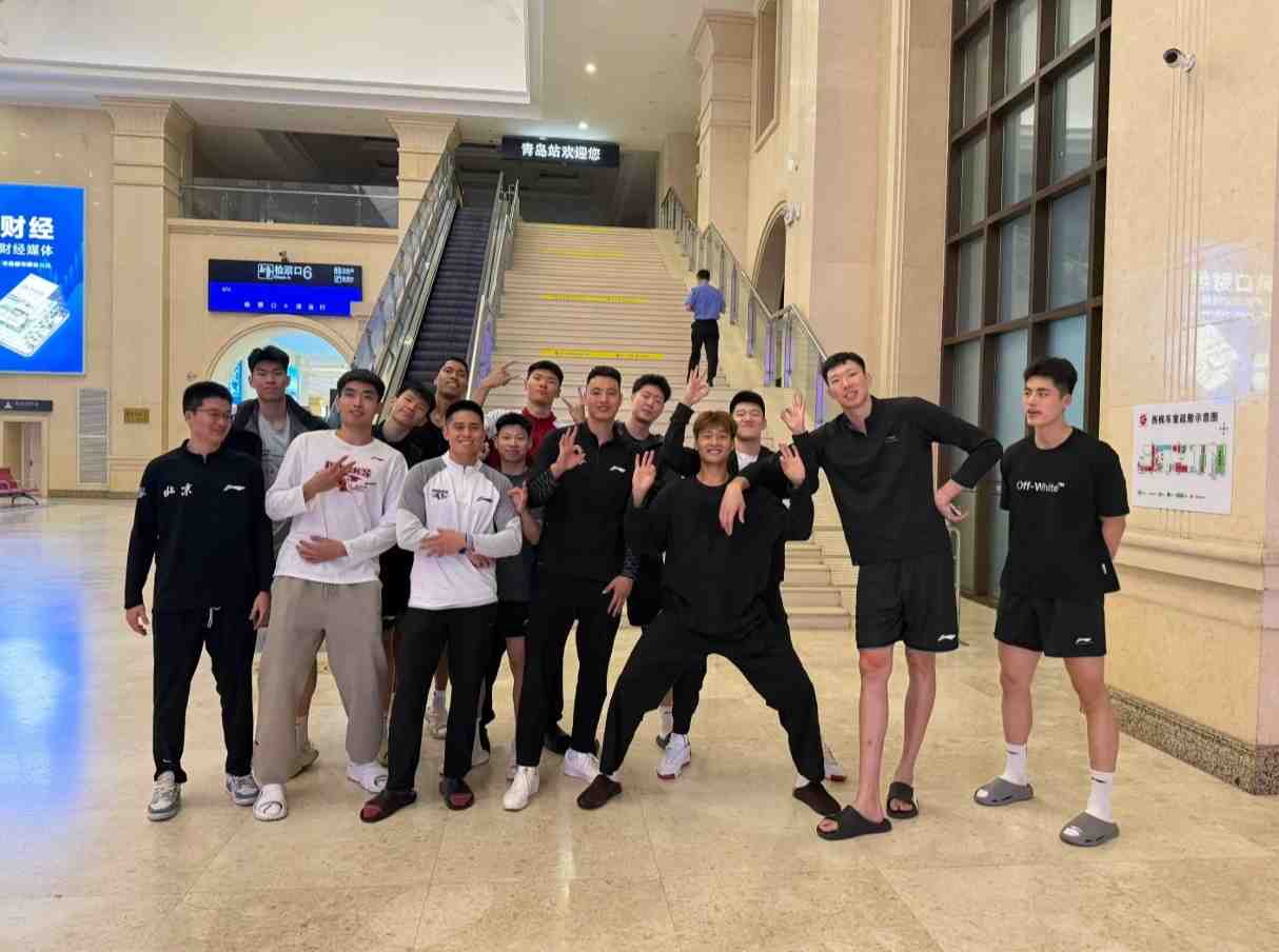 通过体测!范子铭晒北京男篮大合照:圆满完成✅